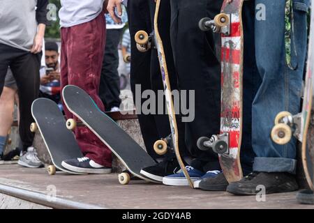 14/08/2021. Londra, Regno Unito. Gli skateboarder partecipano all'evento Harrow Skate Park Jam. Il parco di pattinaggio in cemento, a. k. a Solid Surf, è stato costruito e aperto il 15 luglio 1978. E' uno dei due parchi per skate rimasti costruiti negli anni '70. Ci sono progetti per Harrow Council per risviluppare il parco di skate e l'area circostante. Foto di Ray Tang. Solo per uso editoriale. Foto Stock