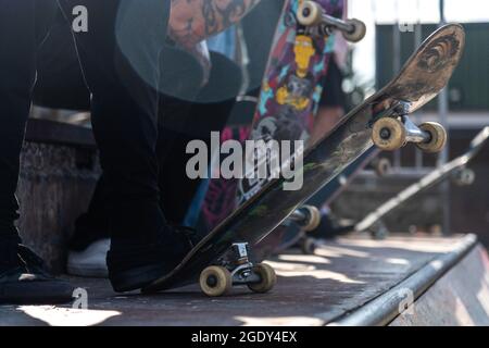 14/08/2021. Londra, Regno Unito. Gli skateboarder partecipano all'evento Harrow Skate Park Jam. Il parco di pattinaggio in cemento, a. k. a Solid Surf, è stato costruito e aperto il 15 luglio 1978. E' uno dei due parchi per skate rimasti costruiti negli anni '70. Ci sono progetti per Harrow Council per risviluppare il parco di skate e l'area circostante. Foto di Ray Tang. Solo per uso editoriale. Foto Stock