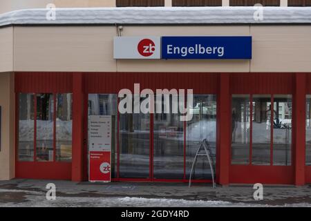 Engelberg, Svizzera - 21 gennaio 2021: Un cartello con la scritta Engelberg sul lato anteriore della stazione ferroviaria Foto Stock