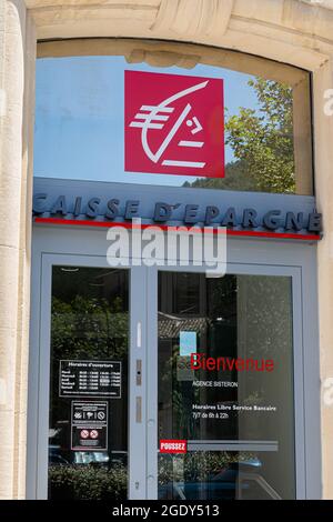 Sisteron, Francia - 7 luglio 2020: La banca Caisse d'epargne in Sisteron Foto Stock