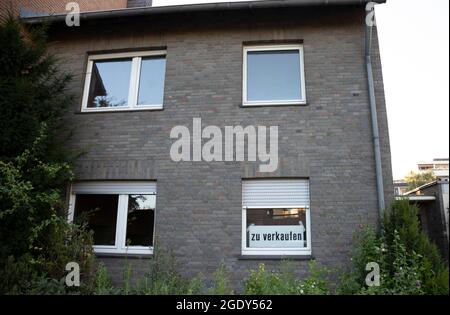 huerth, NRW, Germania, 08 15 2021, casa familiare da vendere, parole tedesche, Foto Stock