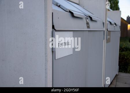 contenitore per la polvere moderno con parola tedesca per i rifiuti residui Foto Stock