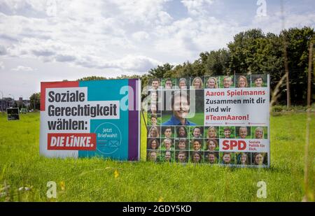 huerth, NRW, Germania, 08 15 2021, manifesti elettorali per le elezioni federali 2021, Die Linke e SPD Foto Stock