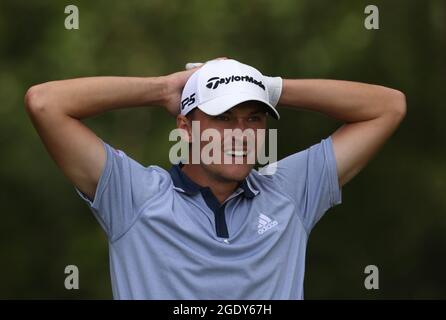 Rasmus Hojgaard reagisce il 18° giorno durante il quarto giorno del Cazoo Classic al London Golf Club di Ash, Kent. Data immagine: Domenica 15 agosto 2021. Foto Stock