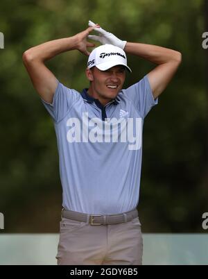 Rasmus Hojgaard reagisce il 18° giorno durante il quarto giorno del Cazoo Classic al London Golf Club di Ash, Kent. Data immagine: Domenica 15 agosto 2021. Foto Stock