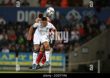 Swansea, Regno Unito. 14 agosto 2021. Joel Latibeaudiere di Swansea City salta per una testata. EFL Skybet Championship, Swansea City contro Sheffield Utd al Swansea.com Stadium di Swansea sabato 14 agosto 2021. Questa immagine può essere utilizzata solo per scopi editoriali. Solo per uso editoriale, è richiesta una licenza per uso commerciale. Nessun utilizzo nelle scommesse, nei giochi o nelle pubblicazioni di un singolo club/campionato/giocatore. pic di Andrew Orchard/Andrew Orchard sports photography/Alamy Live news Credit: Andrew Orchard sports photography/Alamy Live News Foto Stock