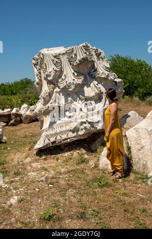 Durante gli scavi al Tempio di Kyzikos Adriano nella provincia nordoccidentale del quartiere Erdek di Balikesir, il più grande del mondo in stile corinzio c Foto Stock