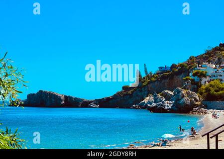 Spiaggia di Marina del Este a Almuñecar, Granada (Spagna) nei primi mesi estivi Foto Stock