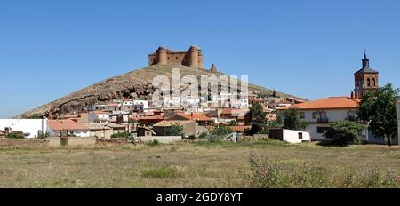 Vista panoramica sulla città di Granada di la Calahorra (Spagna) e il suo famoso castello medievale su una collina Foto Stock