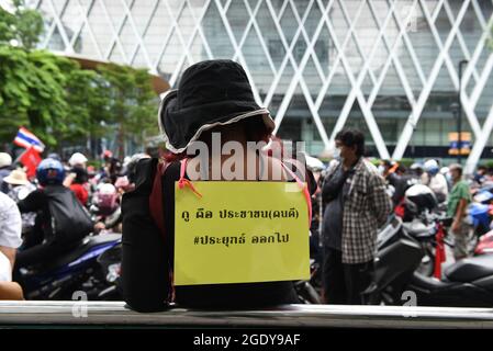 Bangkok, Thailandia. 15 agosto 2021. I manifestanti anti anti anti-governativi organizzano un'attività di "parcheggio auto" utilizzando motociclette e auto per organizzare una processione all'incrocio di Ratchaprasong. Nel cuore di Bangkok, prima di pareggiare lungo la strada principale di Bangkok, mentre appellano un corno per auto e sollevano tre dita come simbolo per chiamare il primo ministro generale Prayut Chan-ocha per dimettersi. (Foto di Teera Noisakran/Pacific Press) Credit: Pacific Press Media Production Corp./Alamy Live News Foto Stock