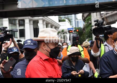 Bangkok, Thailandia. 15 agosto 2021. Nattawut Saikua (C) ha organizzato l'evento 'Car Park' con manifestanti anti anti anti-governativi. Porta motociclette e auto per partecipare alla processione all'incrocio di Ratchaprasong. Nel cuore di Bangkok, prima di andare in parata lungo la strada principale di Bangkok, mentre apponi un corno per auto e alzando tre dita come simbolo che chiede al primo ministro generale Prayut Chan-ocha di dimettersi. (Foto di Teera Noisakran/Pacific Press) Credit: Pacific Press Media Production Corp./Alamy Live News Foto Stock