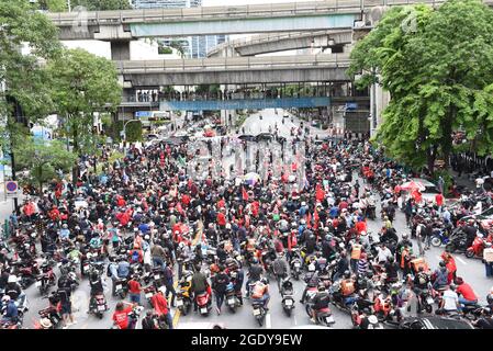 Bangkok, Thailandia. 15 agosto 2021. I manifestanti anti anti anti-governativi organizzano un'attività di "parcheggio auto" utilizzando motociclette e auto per organizzare una processione all'incrocio di Ratchaprasong. Nel cuore di Bangkok, prima di pareggiare lungo la strada principale di Bangkok, mentre appellano un corno per auto e sollevano tre dita come simbolo per chiamare il primo ministro generale Prayut Chan-ocha per dimettersi. (Foto di Teera Noisakran/Pacific Press) Credit: Pacific Press Media Production Corp./Alamy Live News Foto Stock