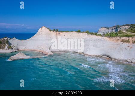 Scogliera su Akra Drastis - Capo Drastis, punto più a nord-ovest dell'isola di Corfù, Isola Ionica in Grecia Foto Stock