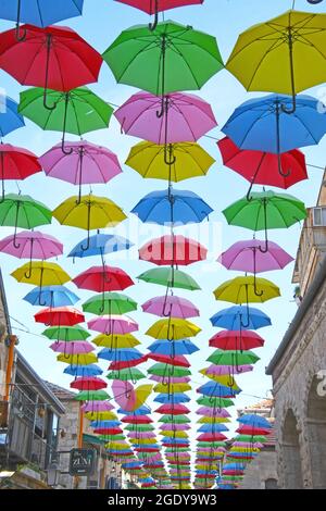 Colorati ombrelli decorativi su via Salomon, Gerusalemme, Israele. Foto Stock