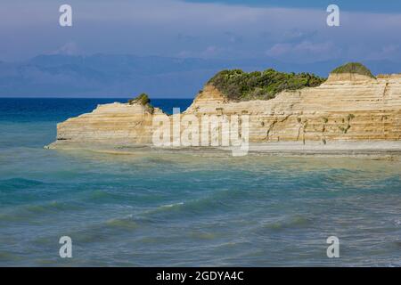 Scogliere vicino a Kanali tou Erota - canale d'amore in Sidari insediamento nella parte settentrionale dell'isola di Corfù, Grecia Foto Stock