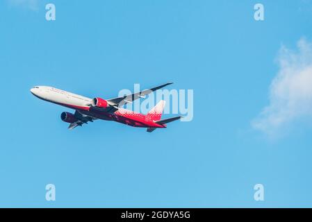 Regione di Mosca, Russia - 15 settembre 2020: Volo dell'aereo passeggeri all'ora del tramonto. Foto Stock