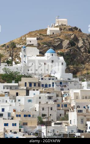 Isola di iOS, Grecia. Il vecchio villaggio. Bella città tradizionale con edifici tipici delle isole Cicladi. Scatto verticale, cielo blu e spazio per la copia Foto Stock