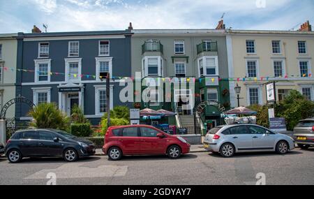 Falmouth, Cornovaglia, Inghilterra, Regno Unito. 2021. Edifici tradizionali e auto parcheggiate che si affacciano sul lungomare della città marittima di Falmouth, Regno Unito Foto Stock