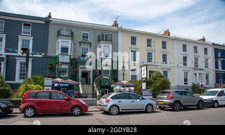 Falmouth, Cornovaglia, Inghilterra, Regno Unito. 2021. Edifici tradizionali e auto parcheggiate che si affacciano sul lungomare della città marittima di Falmouth, Regno Unito Foto Stock