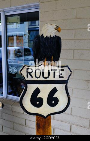 Winslow, Arizona, Stati Uniti. 12 agosto 2021. Route 66 segno in Winslow, Arizona (immagine di credito: © Christopher Brown/ZUMA Press Wire) Foto Stock