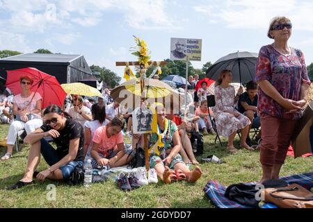 Czestochowa, Polonia. 15 agosto 2021. Molti pellegrini si sono esibiti con simboli religiosi di fronte al monastero di Jasna Gora. Ogni anno in estate migliaia di pellegrini vengono al Monastero di Jasna Gora a Czestochowa per pregare davanti all'immagine della Madonna Nera, la Madre di Dio. Jasna Gora è il più grande santuario della Polonia per tutti i cattolici. Credit: SOPA Images Limited/Alamy Live News Foto Stock