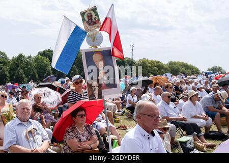 Czestochowa, Polonia. 15 agosto 2021. Un pellegrino è visto con un simbolo religioso di fronte al monastero di Jasna Gora. Ogni anno in estate migliaia di pellegrini vengono al Monastero di Jasna Gora a Czestochowa per pregare davanti all'immagine della Madonna Nera, la Madre di Dio. Jasna Gora è il più grande santuario della Polonia per tutti i cattolici. Credit: SOPA Images Limited/Alamy Live News Foto Stock