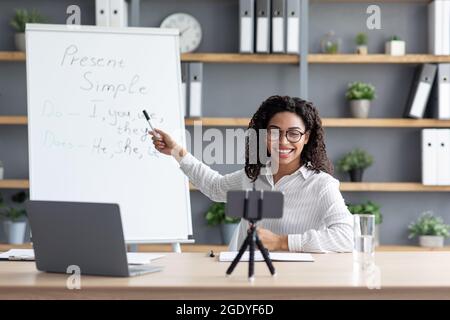 Covid-19 focolaio, nuova normalità, classe virtuale, lezione e formazione, studio a casa Foto Stock