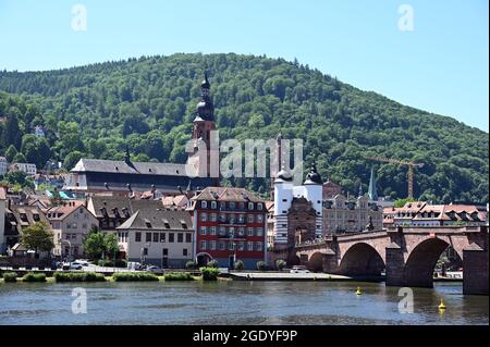 Vista sul centro storico di Heidelberg dalla riva settentrionale del Neckar Foto Stock