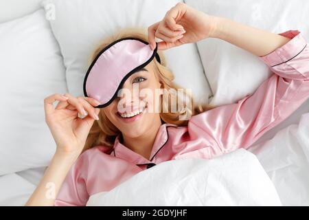 Ottima mattina a casa da sola, dormire abbastanza e svegliarsi in un comodo letto bianco morbido Foto Stock