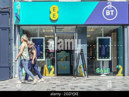 Lisburn, Regno Unito. 18 luglio 2021. Gli acquirenti passano davanti a EE, BT Mobile Communications Store su Bow Street a Lisburn. Credit: SOPA Images Limited/Alamy Live News Foto Stock