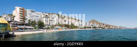 Sarande o Saranda, Sarande distretto, Albania. Vista lungo la principale spiaggia del resort. Foto Stock