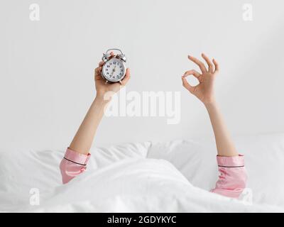 Sonno sano, svegliarsi in tempo, ottimo riposo, iniziare a lavorare e buon mattino Foto Stock