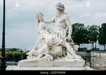 La statua le Tebre nel Giardino delle Tuileries a Parigi Foto Stock