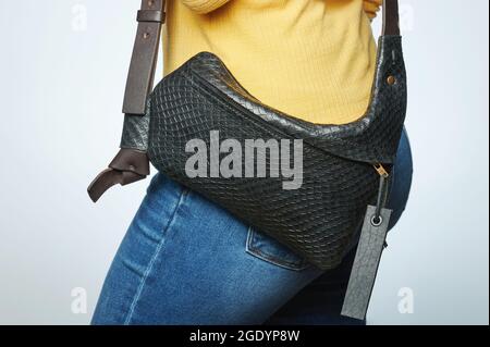 Handbah con etichetta nera in pelle su abito casual donna vista ravvicinata Foto Stock