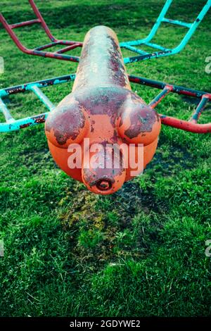 Vecchio rosso ruggine campo da gioco ragno cornice Foto Stock