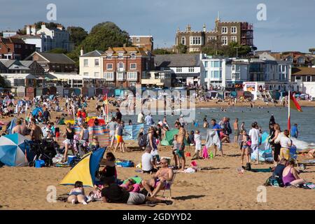 Le persone che godono del sole su una trafficata spiaggia di Broadstairs, Viking Bay Kent UK Foto Stock