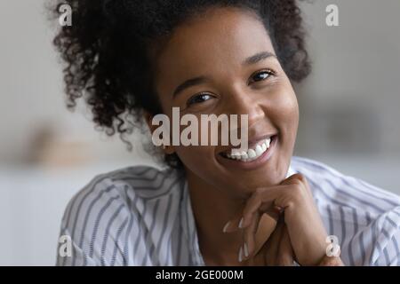 Ritratto di sorridente giovane afroamericana mostra denti Foto Stock