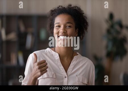 Ritratto di donna etnica sorridente consiglia un buon servizio Foto Stock