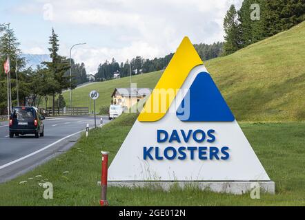 Davos, Svizzera - 17 luglio 2020: Davos è una stazione sciistica e comune del Cantone di Graubunden in Svizzera. Noto anche per la prestigiosa Foto Stock