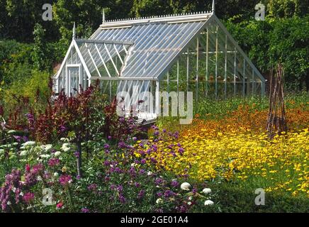 Romantica serra con fiori in giardino Foto Stock