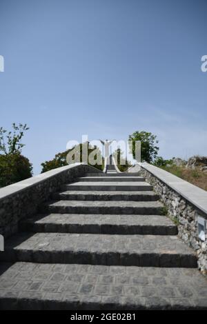 La scalinata che conduce alla chiesa dedicata a Gesù Cristo in Maratea, borgo medievale della Basilicata, Italia. Foto Stock