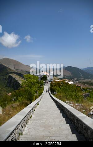 La scalinata che conduce alla chiesa dedicata a Gesù Cristo in Maratea, borgo medievale della Basilicata, Italia. Foto Stock