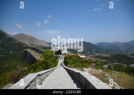 La scalinata che conduce alla chiesa dedicata a Gesù Cristo in Maratea, borgo medievale della Basilicata, Italia. Foto Stock