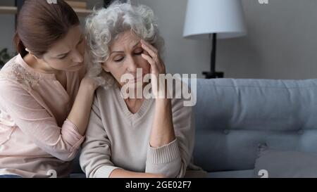 La figlia di ringhiup che si prende cura di sostenere la comodità ha sconvolto la vecchia madre Foto Stock