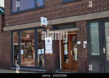 Fiera commerciale Wereldwinkel a Dorpsstraat nel vecchio villaggio di Nieuwerkerk aan den IJssel Paesi Bassi Foto Stock