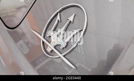 Bordeaux , Aquitaine Francia - 20 15 2020 : Maserati auto fronte tridente segno logo del marchio italiano di automobili di lusso Foto Stock