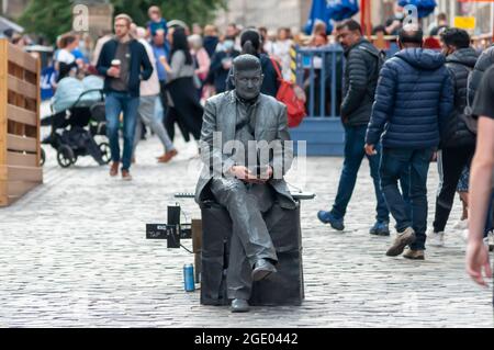 Edimburgo, Scozia, Regno Unito. 15 agosto 2021. Una statua umana che si esibisce sul Royal Mile durante l'Edinburgh Fringe Festival. Credito: SKULLY/Alamy Live News Foto Stock