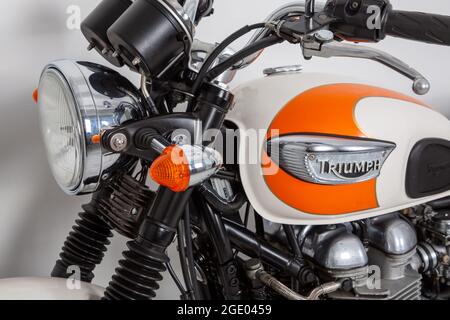 Bordeaux , Aquitaine Francia - 20 15 2020 : Trumph moto t100 bonneville moto d'epoca inglese retrò Foto Stock