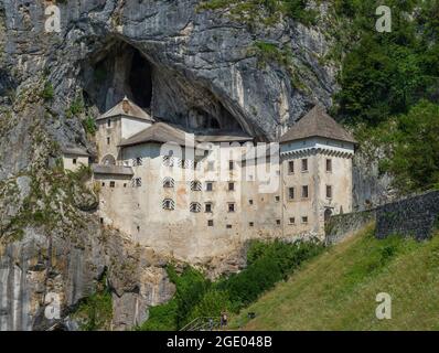 Il Castello di Predjama. Castello alla bocca della grotta di Postojna, Slovenia in estate. Foto Stock