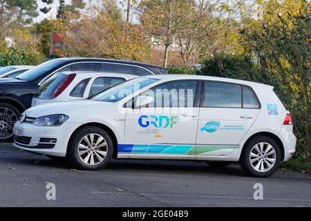 Bordeaux , Aquitaine Francia - 12 15 2020 : grdf logo e segno di testo adesivi sulla porta laterale pubblicità auto di gas naturale rete francese di distribuzione p Foto Stock